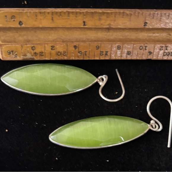 Elegant Green Drop Earrings - Picture 2 of 2